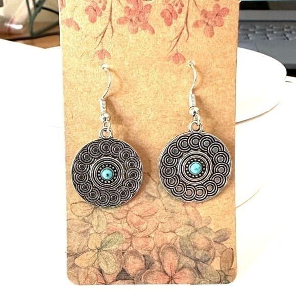 Vintage Style Round Design Silver Tone Hoop Earrings - Picture 3 of 4